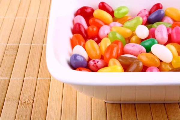 Beyaz kase renkli şekerlemeler — Stok fotoğraf