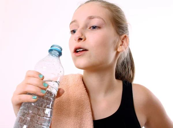 Blonde fille dans l'eau potable après l'exercice — Photo