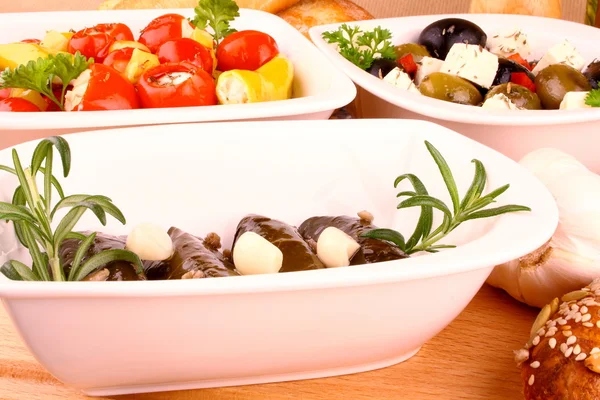 地中海の前菜と詰め物をつるの葉 — ストック写真
