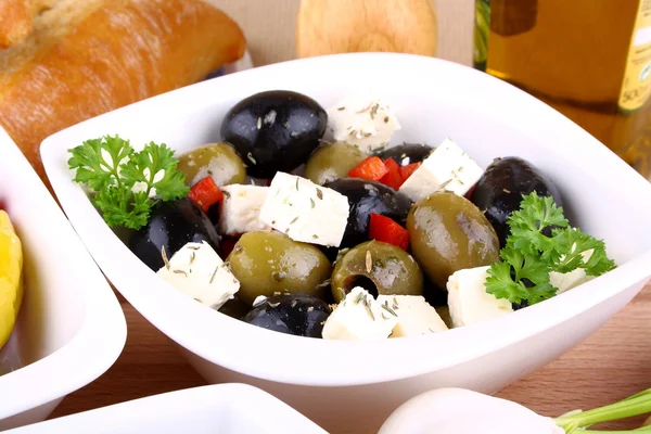 Grüne und schwarze Oliven mit Feta-Käse — Stockfoto
