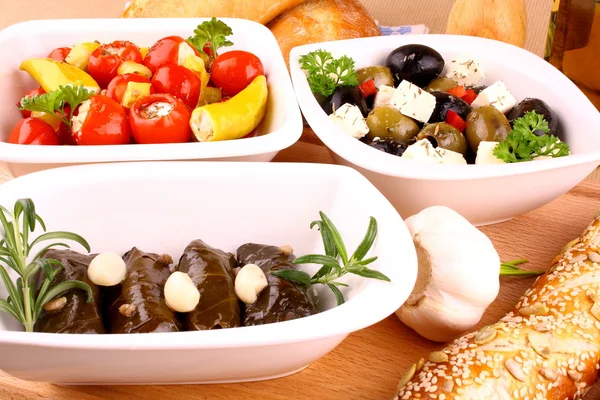 Mediterrane Antipasti mit Weinblättern gefüllt, Ciabatta und Knoblauch — Stockfoto