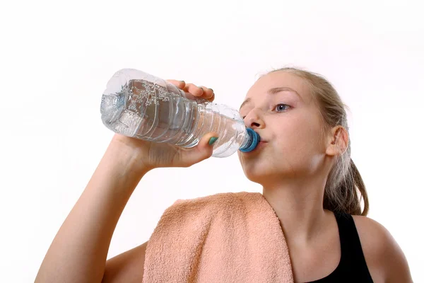 10 代の少女 trening 後のボトルからの水を飲む — ストック写真