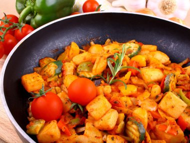 Biberiye ve kiraz domates ile karışık sebze