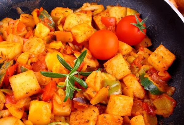 Ratatouille en sartén con tomates cherry y romero —  Fotos de Stock