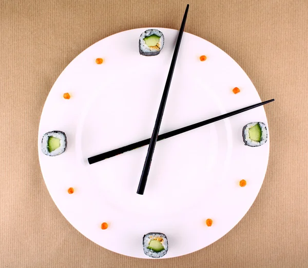 Concepto de tiempo con sushi en plato blanco —  Fotos de Stock