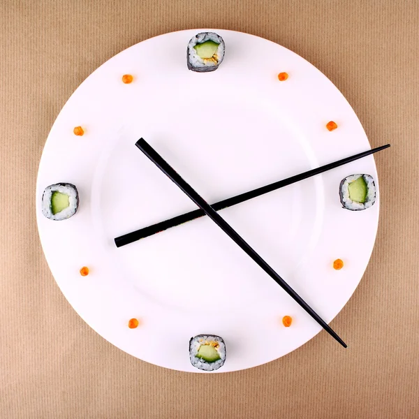 Beyaz tabakta suşi ile saat kavramı — Stok fotoğraf