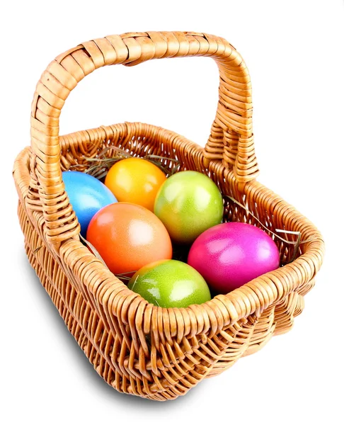 Cesta de mimbre con coloridos huevos de Pascua — Foto de Stock