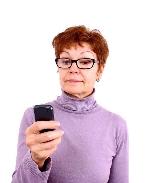 Привлекательная зрелая женщина с мобильным телефоном — стоковое фото