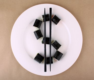 Maki sushi beyaz tabak üstünde dolar işareti olarak