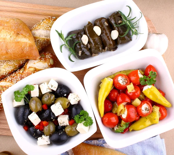 Mediterrane antipasto met ciabatta, bovenaanzicht — Stockfoto