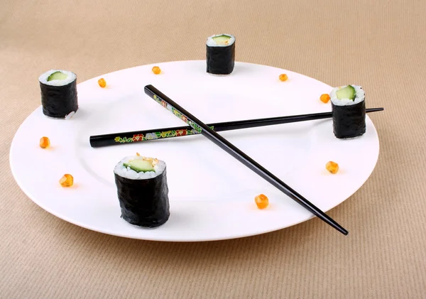 Saat gibi havyar ile sushi zaman kavramı — Stok fotoğraf
