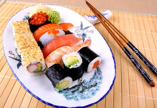 Sushi apetitoso con palillos y caviar rojo —  Fotos de Stock