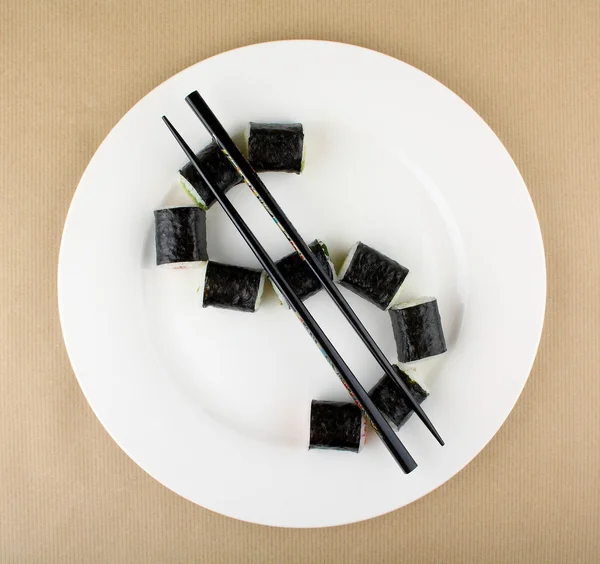 Maki sushi beyaz tabakta dolar işareti olarak yakın çekim — Stok fotoğraf