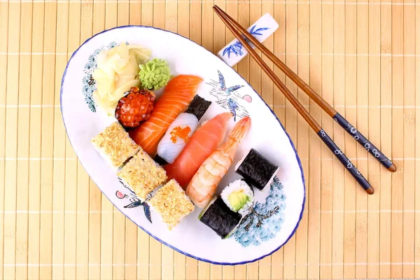 Délicieux sushi avec baguettes et caviar rouge, gros plan — Photo