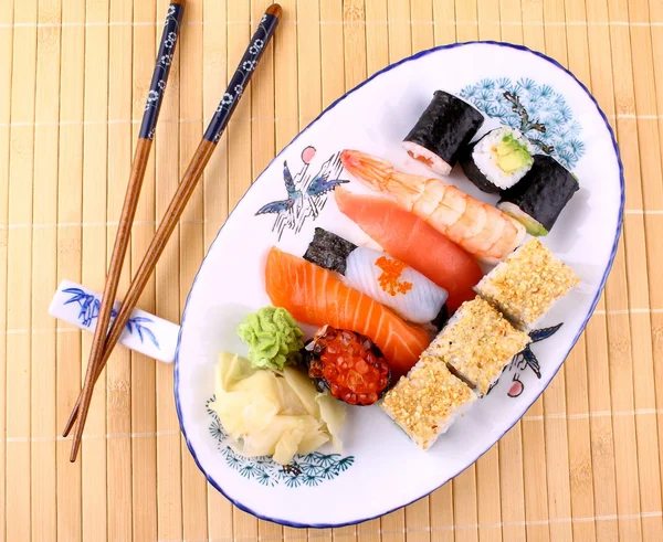 美味しいお寿司、お箸、赤キャビア、トップ ビュー — ストック写真