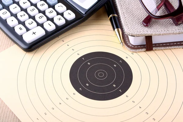 Definir metas - alvo, calculadora, caneta, caderno, óculos — Fotografia de Stock