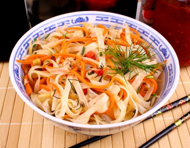 Asya pirinç şehriye, tavuk eti ve sos