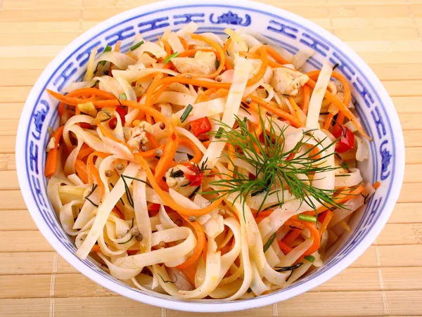 Band than Asian rice noodle salad with chicken meat — Stock Photo, Image