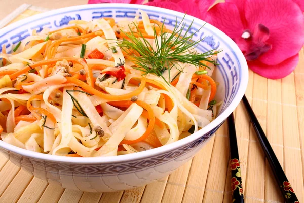 Asian rice noodle with chicken meat, chopsticks — Stock Photo, Image