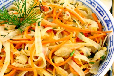 Tavuk eti, yemek çubukları ile pirinç noodle