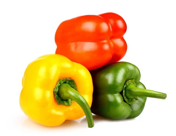 Κίτρινες, κόκκινες και πράσινες πιπεριές σε άσπρο φόντο — Φωτογραφία Αρχείου