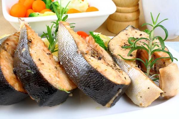 Cuatro filetes de salmón a la parrilla con verduras —  Fotos de Stock