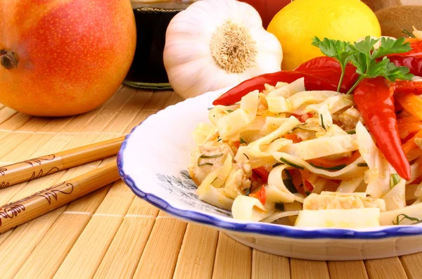 Macarrão de arroz e pimenta quente com frutas — Fotografia de Stock