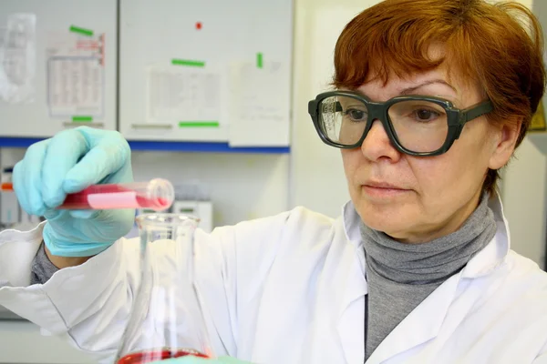 Mogen kvinna som en Forskningsassistent i laboratoriet — Stockfoto