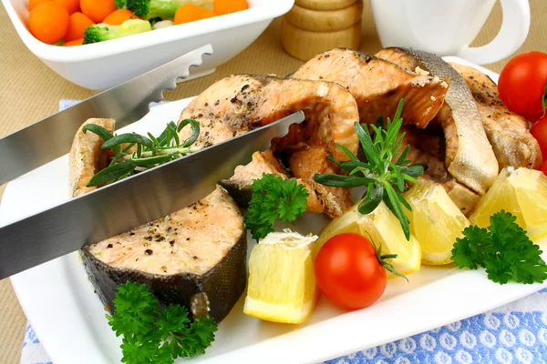 Bife de salmão grelhado com legumes em prato branco — Fotografia de Stock