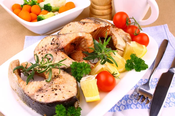 Filete de salmón a la parrilla con verduras, primer plano — Foto de Stock