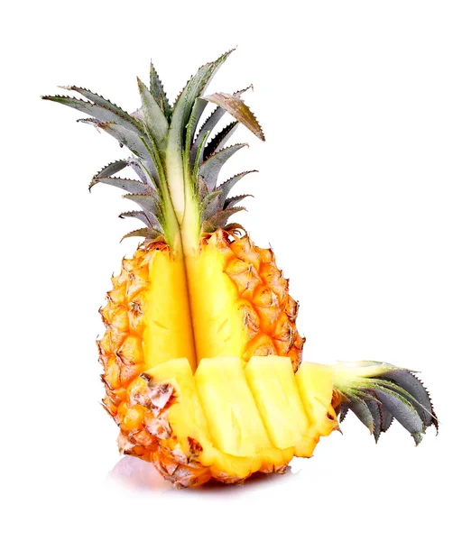 Baby-Ananas in Scheiben geschnitten? ? auf weißem Hintergrund — Stockfoto