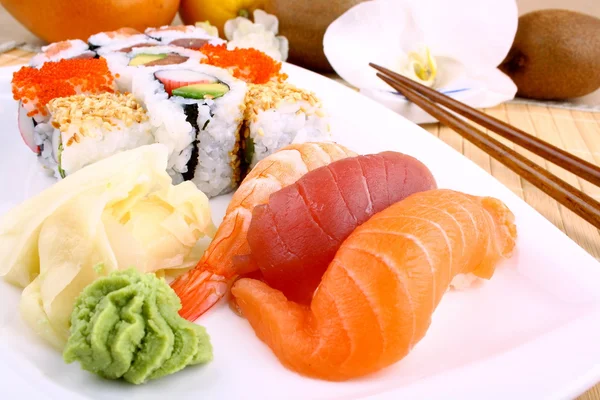 Sushi de pescado con wasabi y palillos — Foto de Stock