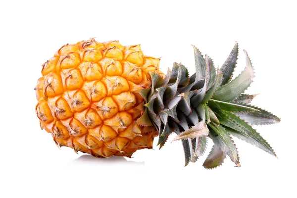 Reife Baby-Ananas auf weißem Hintergrund, isoliert — Stockfoto