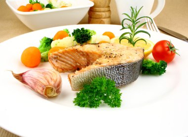 Sebzeli ızgara somon bifteği