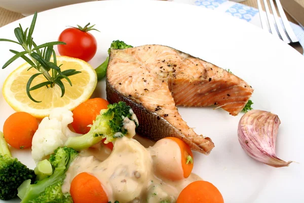 Bife de salmão grelhado e legumes com molho — Fotografia de Stock