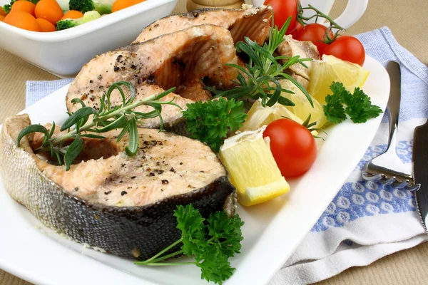 Filete de salmón a la parrilla y verduras, de cerca —  Fotos de Stock