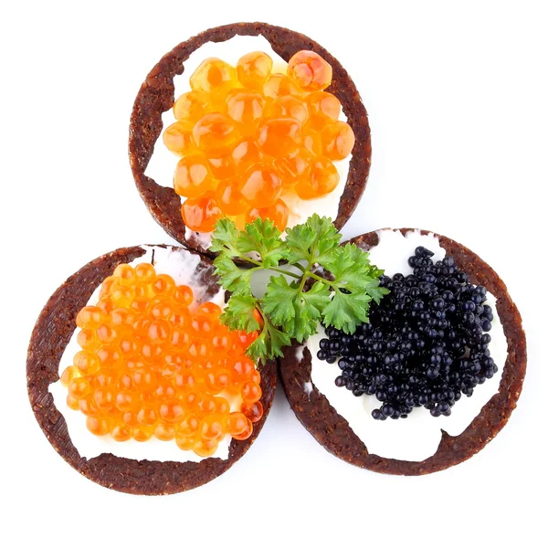 Pain Pumpernickel garni de caviar rouge et noir — Photo