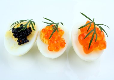 Mersin balığı, alabalık ve somon havyar bıldırcın yumurtası görev yaptı.