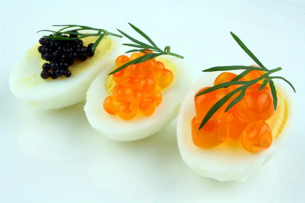 Truite, saumon et caviar d'esturgeon servis sur des oeufs de caille — Photo