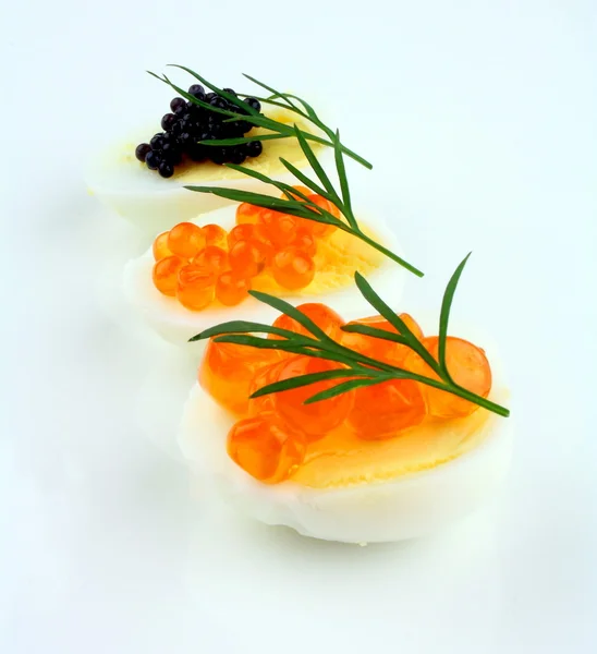 Caviar de salmão, esturjão e truta em ovos de codorniz — Fotografia de Stock