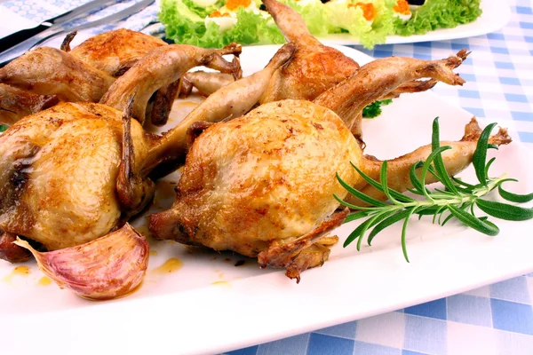 Fried quail with gravy, garlic, rosemary and salat — Stock Photo, Image