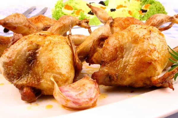 Fried quail with gravy, garlic, rosemary and salat — Stock Photo, Image