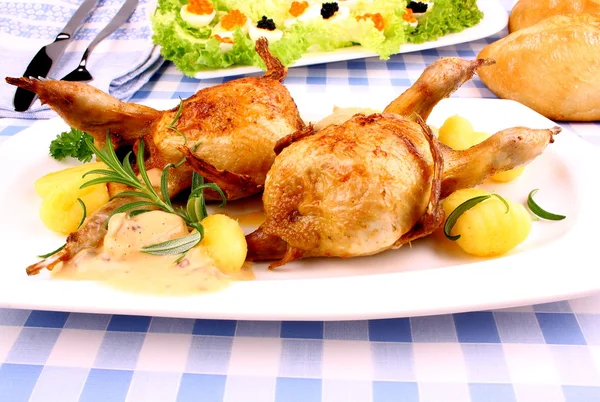 Two fried quail with gravy, gnocchi, rosemary and caviar salad — Stock Photo, Image