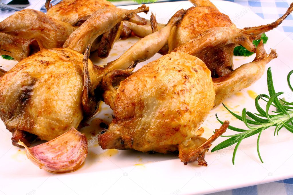 Four fried quail with gravy, rosemary and garlic