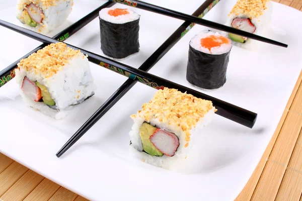 Tic tac toe jugar con sushi y palillos — Foto de Stock