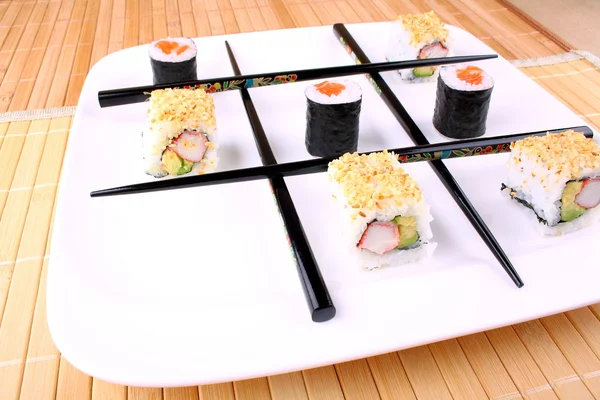 Gioca tic tac toe con sushi e bacchette — Foto Stock