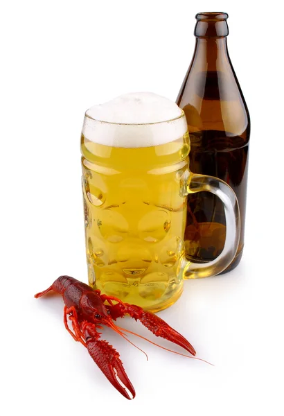Izole kırmızı haşlanmış kerevit ile bira cam ve bira şişesi — Stok fotoğraf