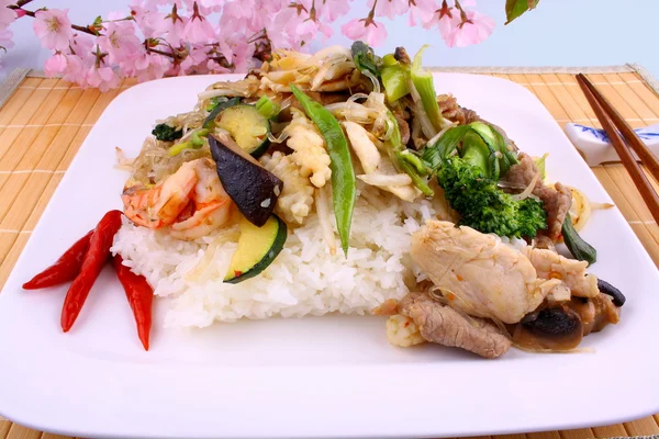 Aziatische glas noedels, rijst, vlees, garnaal groenten en kersenbloesem — Stockfoto
