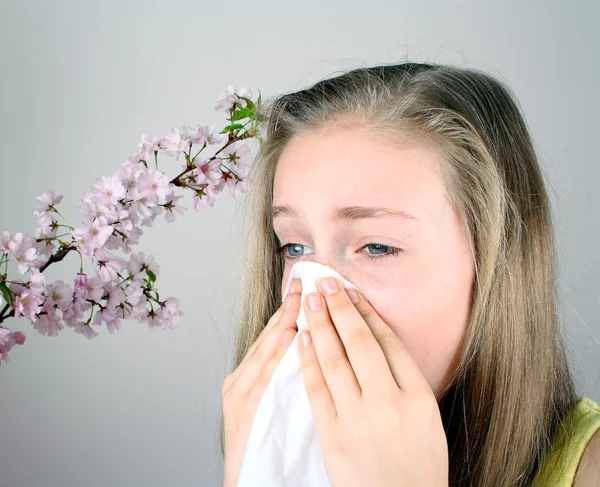 Meisje blaast haar neus met zakdoek, gezondheid concept — Stockfoto