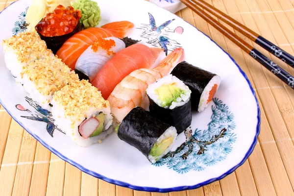 Sushi con palillos y caviar rojo — Foto de Stock